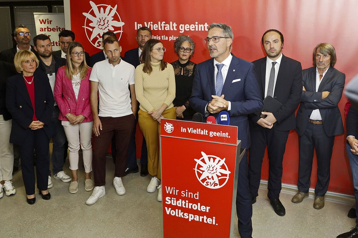 Heute wird die Wahl des Südtiroler Landeshauptmanns Arno Kompatscher (Bildmitte) im Landtag erfolgen. AP