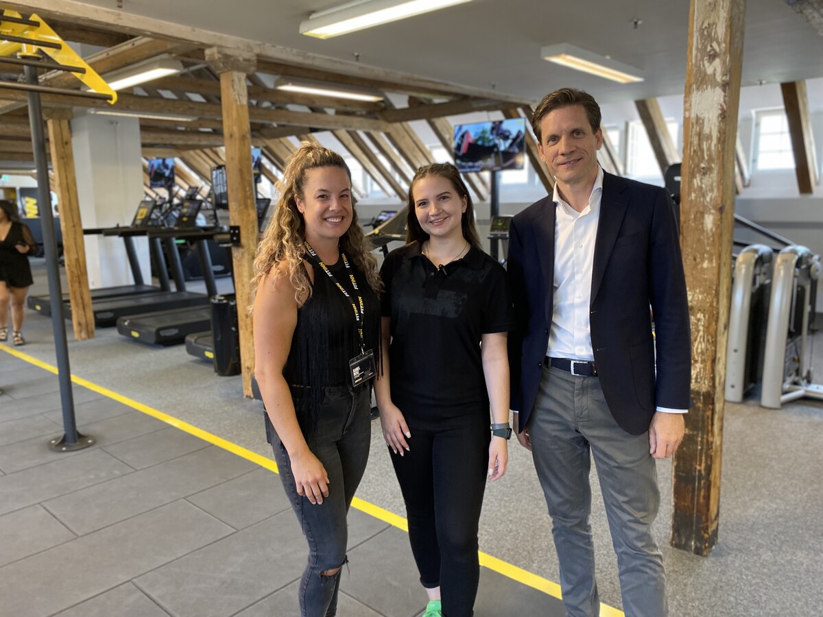 Über die Eröffnung in Bürs freuen sich (v. l.): Regionalmanagerin Isabel Benz, Studioleiterin Sarah Mehtic und CEO Dieter Messner. vn/jun