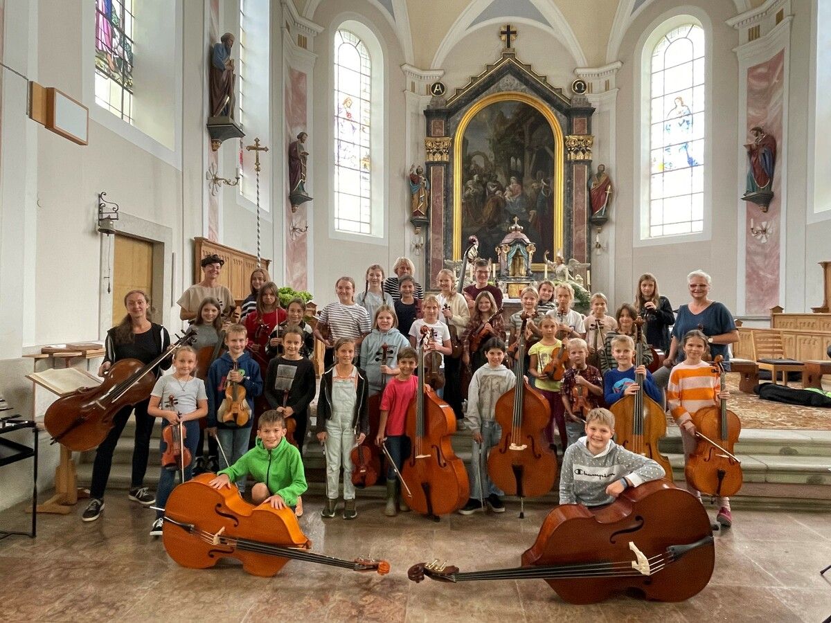 Unter der Anleitung erfahrener Pädagogen vertieften Musikschüler ihre Kenntnisse.MAM (2)