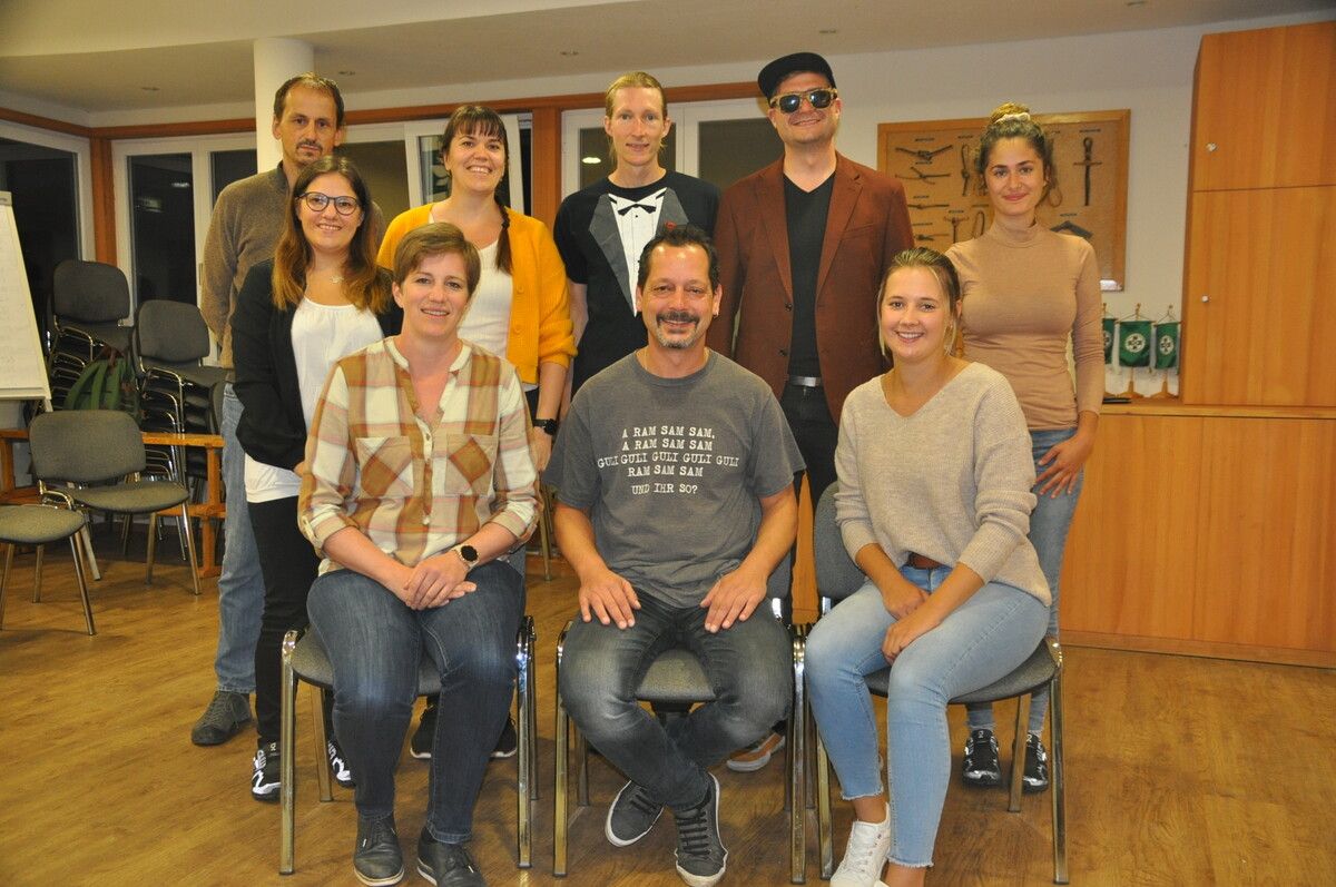 V. l.: Klaus Nigsch (Obmann), Julia Küng, Elisabeth Dobler (Regisseurin), Lukas Kessler, David Wechselberger, Regina Küng (Souffleuse)Marlies Breuss, David Türtscher und Chiara Türtscher. Hab