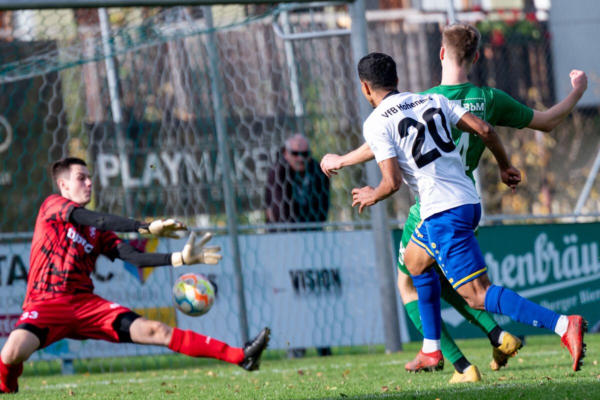 Valdir Henrique Barbosa da Silva (Nummer 20) erzielte zwei Treffer gegen DSV-Neotorhüter Fabian Rojic (24).Serra