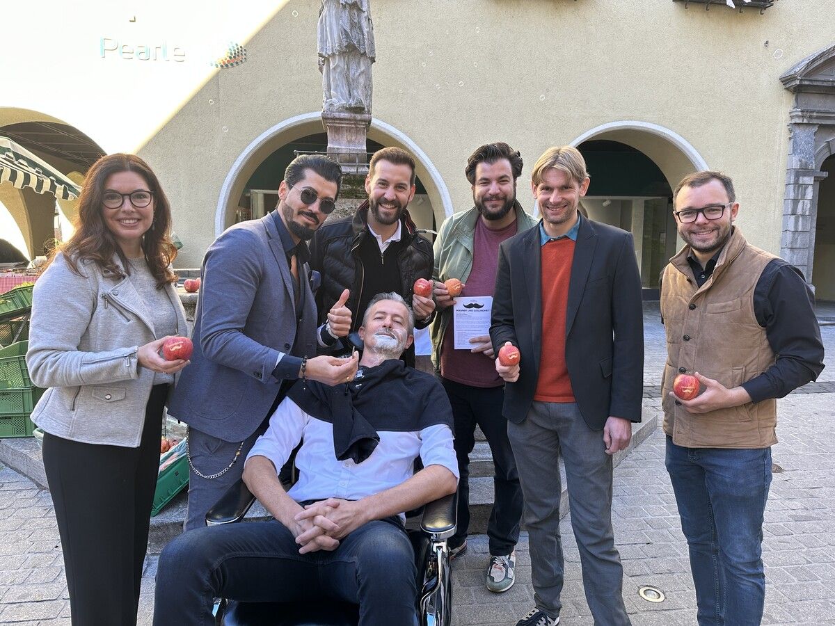 Vizebürgermeisterin Andrea Mallitsch, Meisterfriseur Apo Atalay, Bürgermeister Simon Tschann sowie die Stadträte Cenk Dogan, Bernhard Corn und Andreas Fritz-Wachter, vorne sitzend Stadtrat Jimmy Heinzle.bi