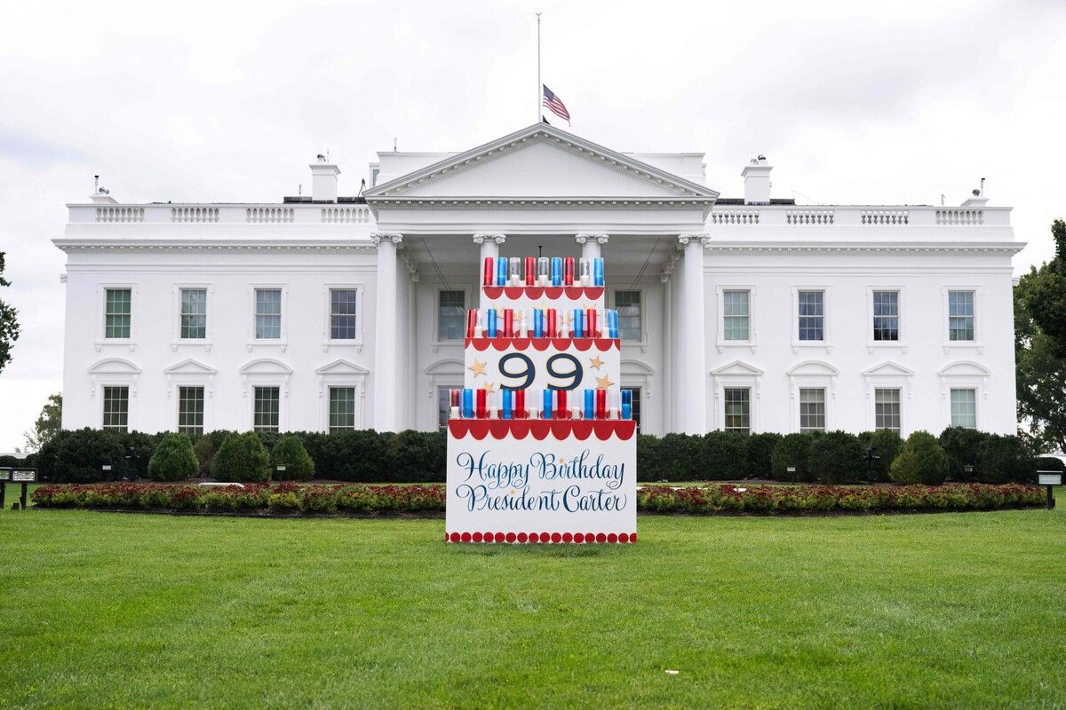 Vor dem Weißen Haus ist dem ehemaligen US-Präsidenten Jimmy Carter zum 99. Geburtstag gratuliert worden. AFP