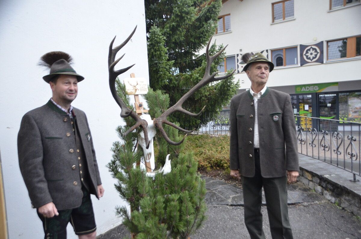 Vor der Pfarrkirche wurde die Trophäe des diesjährigen Hubertushirsches mit Stolz präsentiert. dob