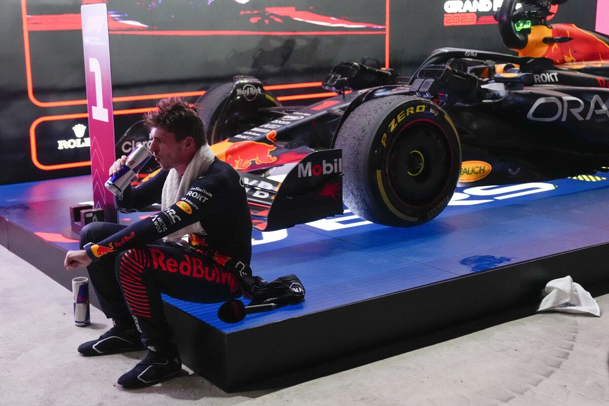 Vor der Siegerehrung musste sich Max Verstappen, der in Katar vorzeitig die erfolgreichte Titelverteidigung fixierte, von den Strapazen des Rennens erholen. Reuters