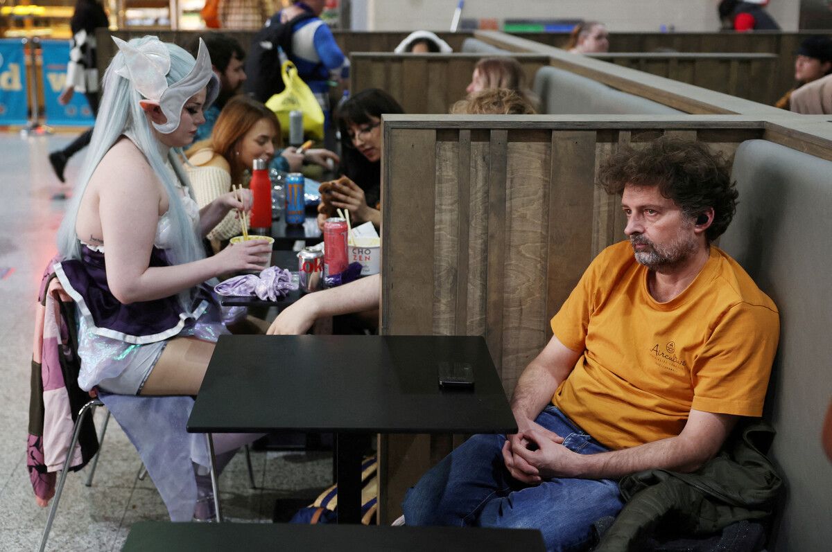 Während sich seine Kinder auf einer Comic-Messe in London austoben, muss sich Papa Lawrence Younger irgendwie selbst beschäftigen: Er hört ein Fußballspiel im Radio. Reuters
