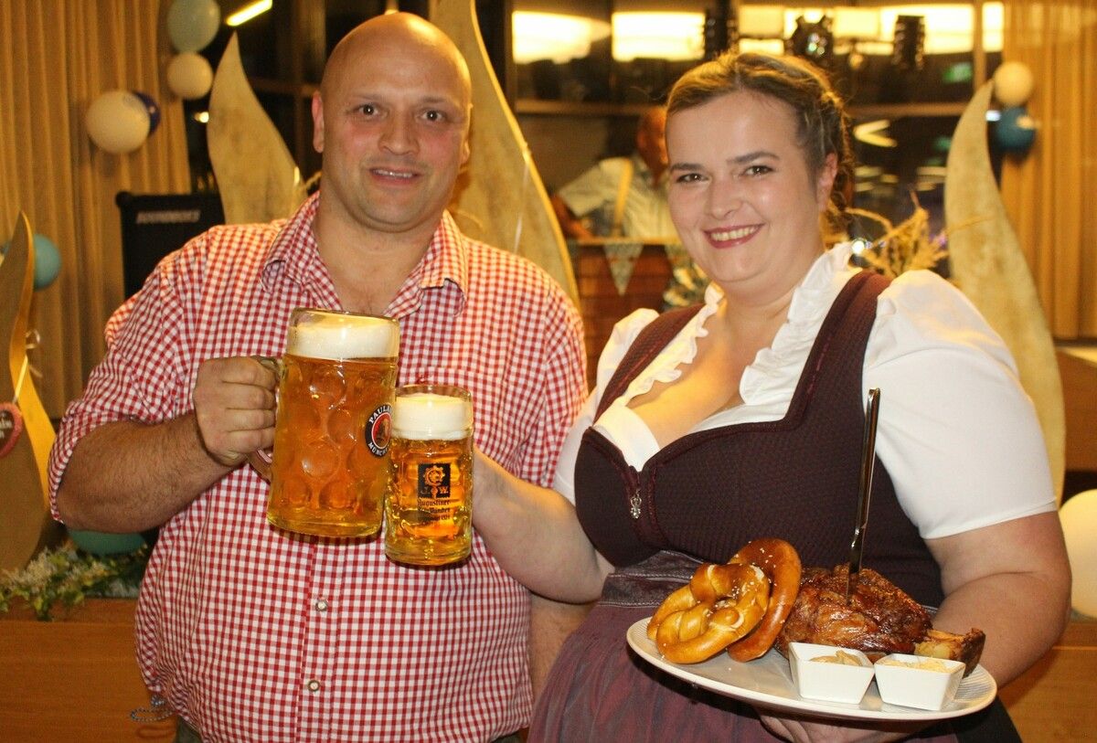 Weißwurst, Stelze und natürlich „a Maß“ – Gastgeberin Antonia zauberte beim Oktoberfest im Wolfurter Stern echte Wies’n-Stimmung ins Lokal. STP (3)
