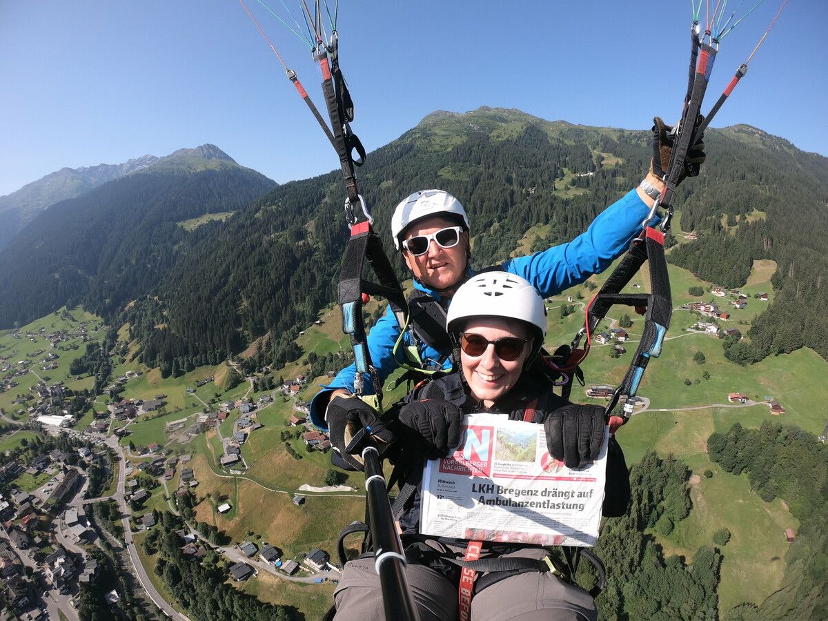 Werner Burger und Copilotin Diana machen es vor: Mit den VN lässt es sich sogar in luftigen Höhen aufsteigen.