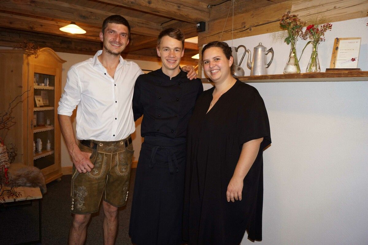 Wirtin Anna-Lena mit Koch Sebastian Baumann und Gatten Thomas Moosbrugger (v. r.). NAM (3)