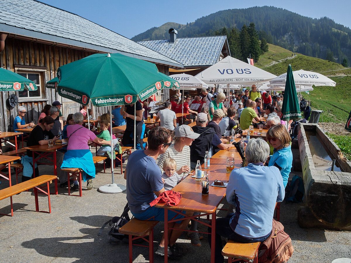 Zahlreiche Besucher waren auf die Maiensäß gekommen. alo (3)