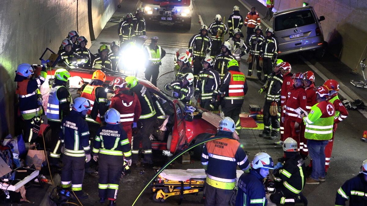 Der Unfall im Pfändertunnel hatte einen Großeinsatz von Feuerwehr und Rettung zur Folge. M. Shourot