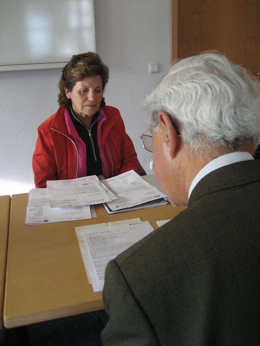 Zuhören und Unterlagen studieren. Die Arbeit der VN-Ombudsmänner ist sehr komplex. VN