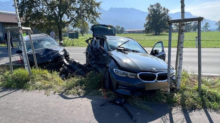 Zwei von insgesamt drei in den Unfall verwickelte Autos. Die Fahrbahn musste komplett gesperrt werden. vol.at/pltesch