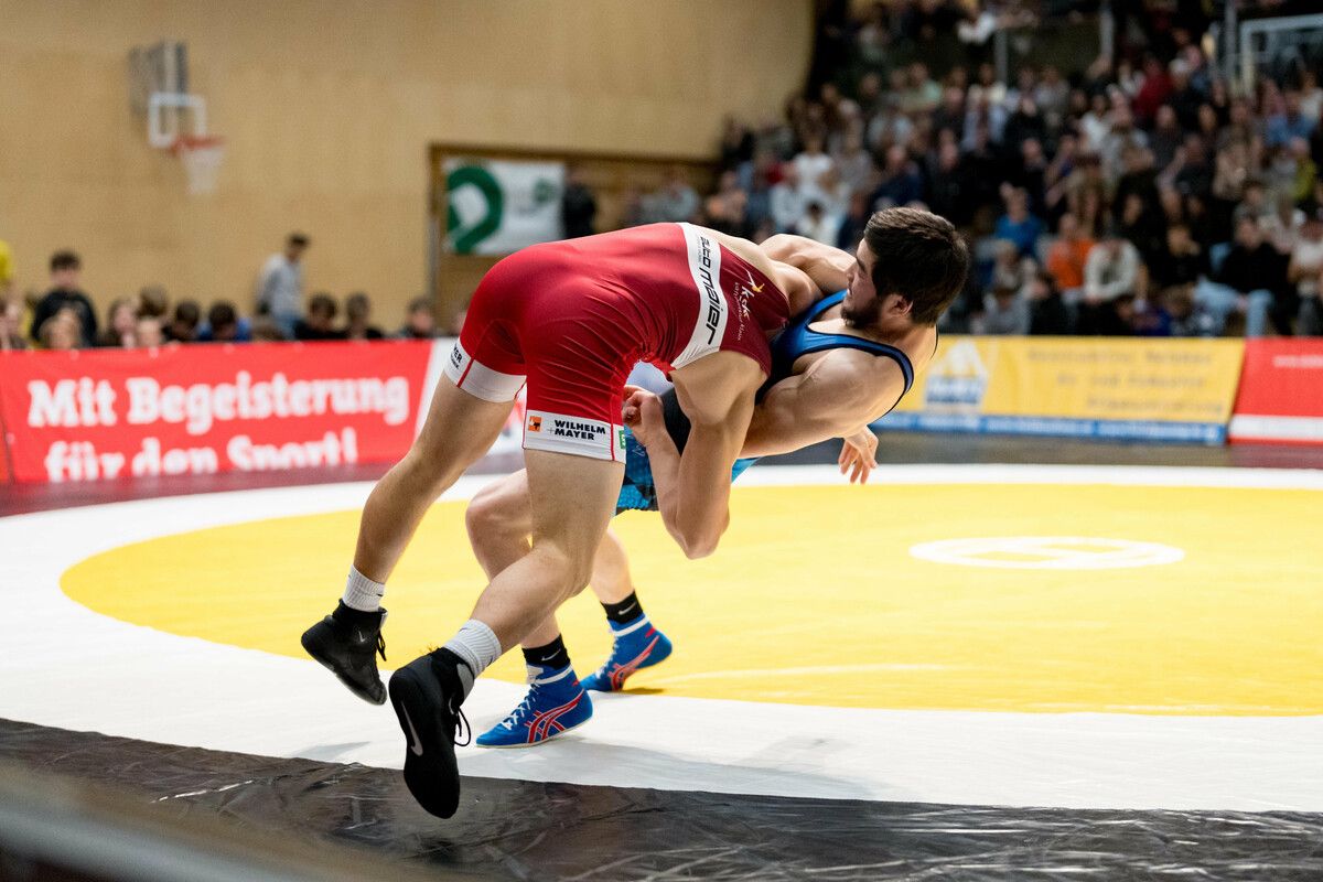 Abdrakham Kenesarin (blaues Trikot) setzte sich zweimal gegen Luca Hartmann durch.VN/Stiplovsek