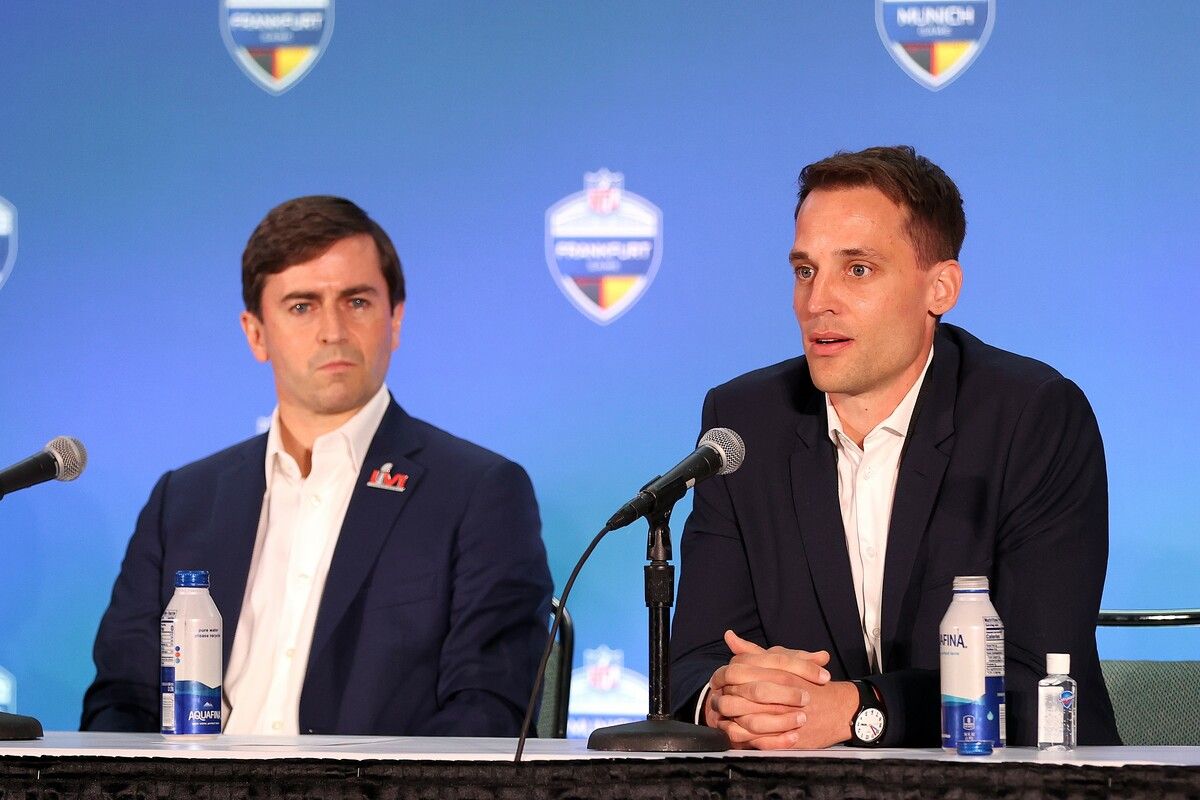 Alexander Steinforth (r.) General Manager NFL Deutschland sprach mit Pfanner.afp