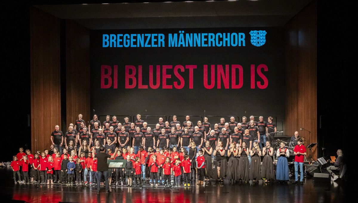 Alle Mitwirkenden boten einen Streifzug durch die Zeit und die Regionen Vorarlbergs.   VN/Paulitsch (3)