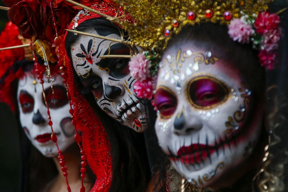 Als „Catrinas“ verkleidete Frauen nehmen am „Zombie Walk“ in São Paulo, Brasilien, teil. Der Umzug findet seit 2006 jedes Jahr am Tag der Toten statt. Die Figur „La Catrina“ steht in Lateinamerika symbolisch für den Tag der Toten. AFP