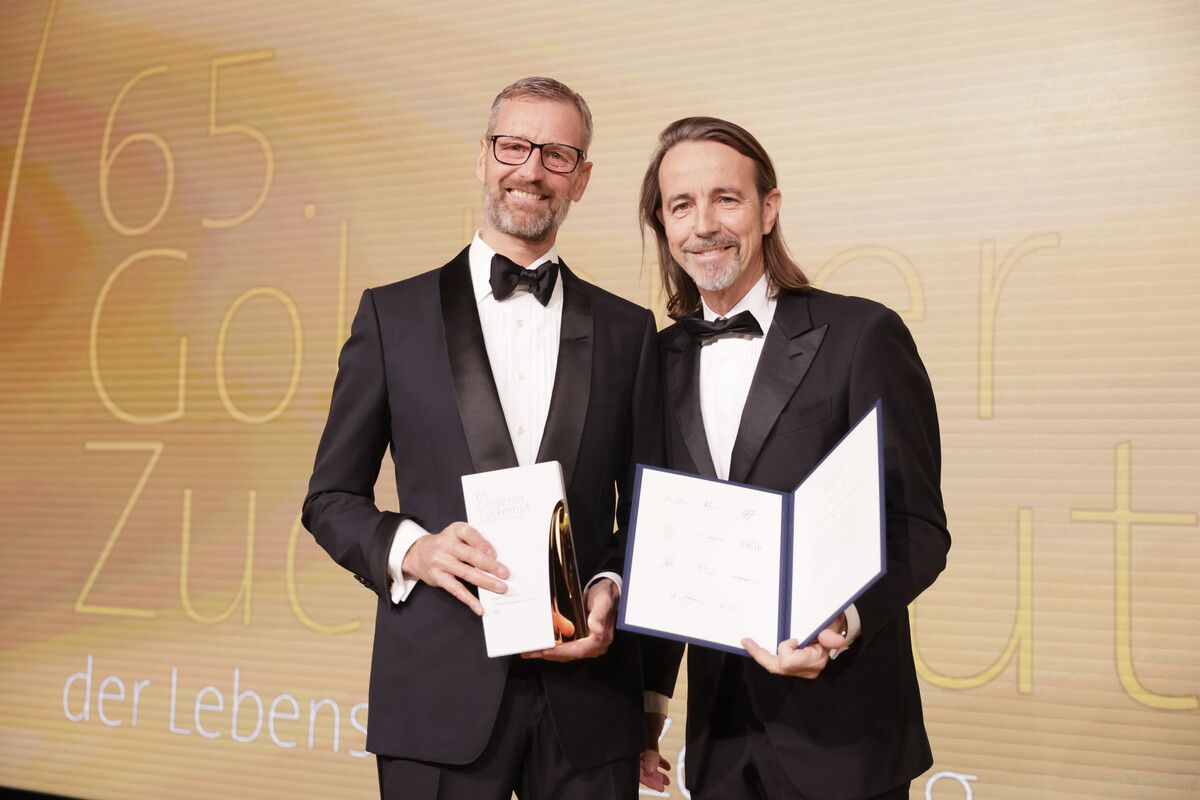 Als Visionär geehrt: Jürgen Sutterlüty mit seinem Laudator Lutz Richrath auf der großen Bühne. Lebensmittelzeitung/Thomas Fedra (2)