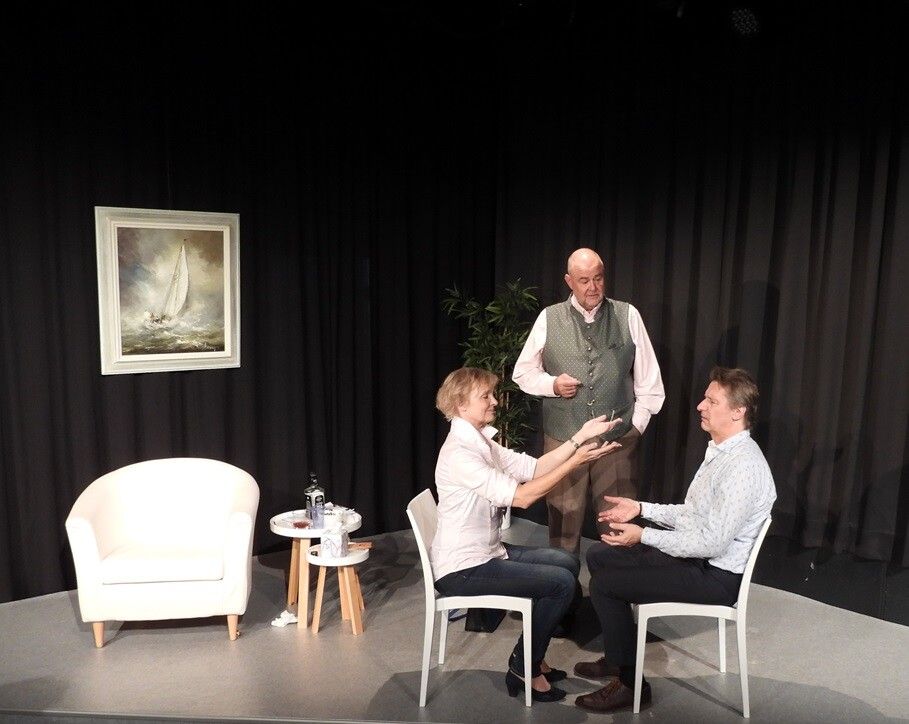 Am 26. November präsentiert das Kulturforum Bregenzerwald die humorvolle Komödie „Die Wunderübung“ von Daniel Glattauer.Kulturforum Bregenzerwald