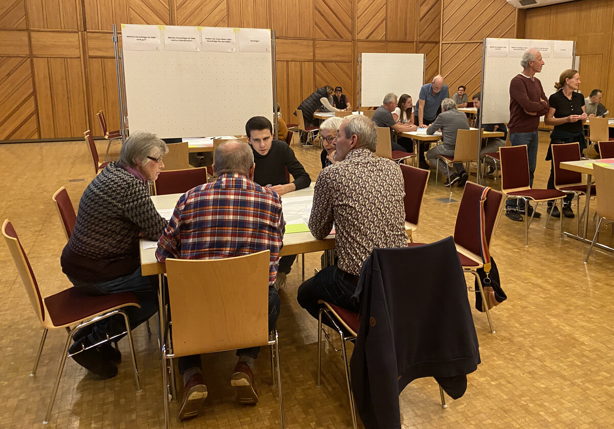 An Gruppentischen wurde über den Entwurf des SWK diskutiert.vN/jun (2)