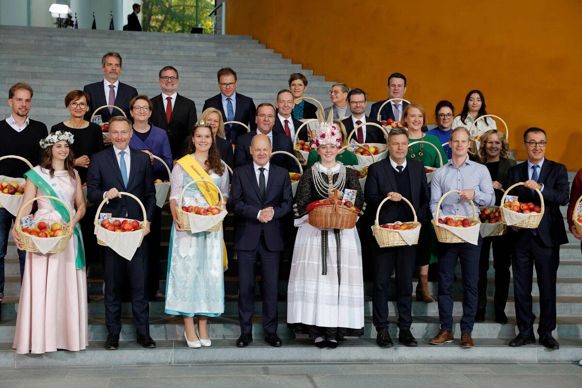Apfelköniginnen und Jungbauern belieferten die deutsche Regierungszentrale in Berlin mit knackigen Früchten. AFP