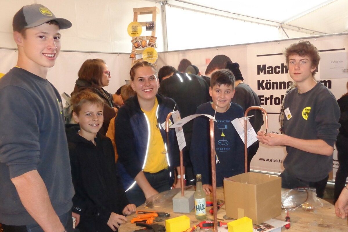 Auch diesmal ein Hit von„Let’s Werk“: Die Produktion von Stehlampen, an der gleich sechs Handwerksbetriebe beteiligt waren.STP/10