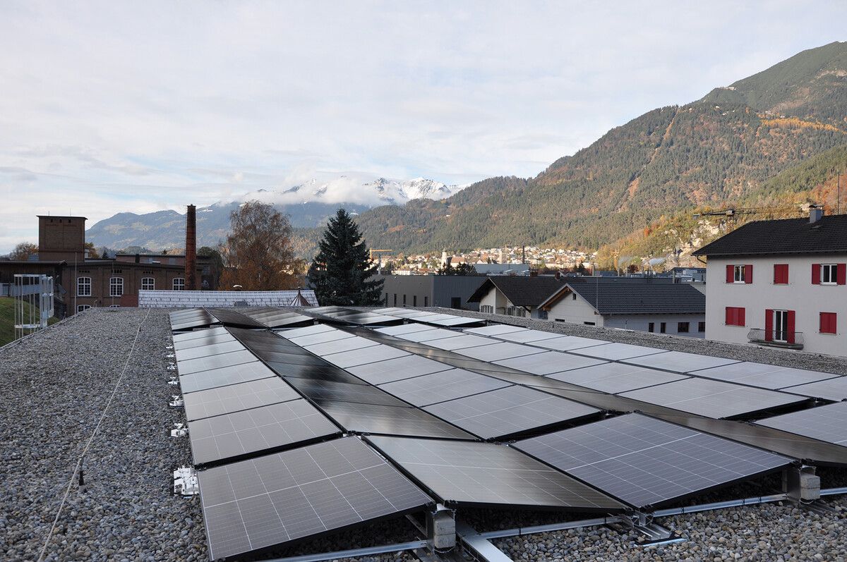 Auf dem Dach des Werkhofs wurde die neue Photovoltaikanlage installiert. stadt bludenz