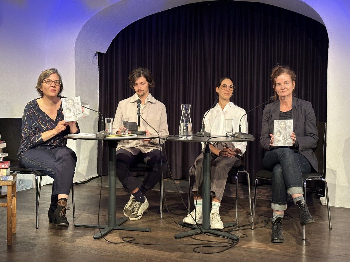 Auf dem Podium: Margarete Zink, Nicholas Perpmer, Lisa Hämmerle und Brigitta Soraperra. BI