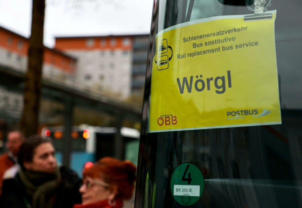 Auf den Schienenersatzverkehr zwischen Salzburg und Wörgl stellt sich Student Simon Ehe einfach ein: „Ändern kann ich es eh nicht.“APA