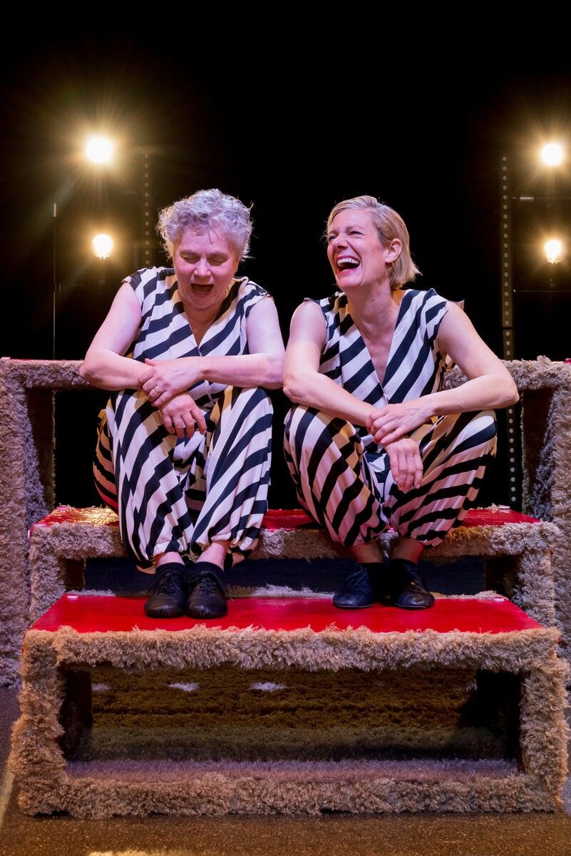 Auf der Bühne stehen zwei Frauen, gespielt von Helga Pedross und Maria Fliri.STD