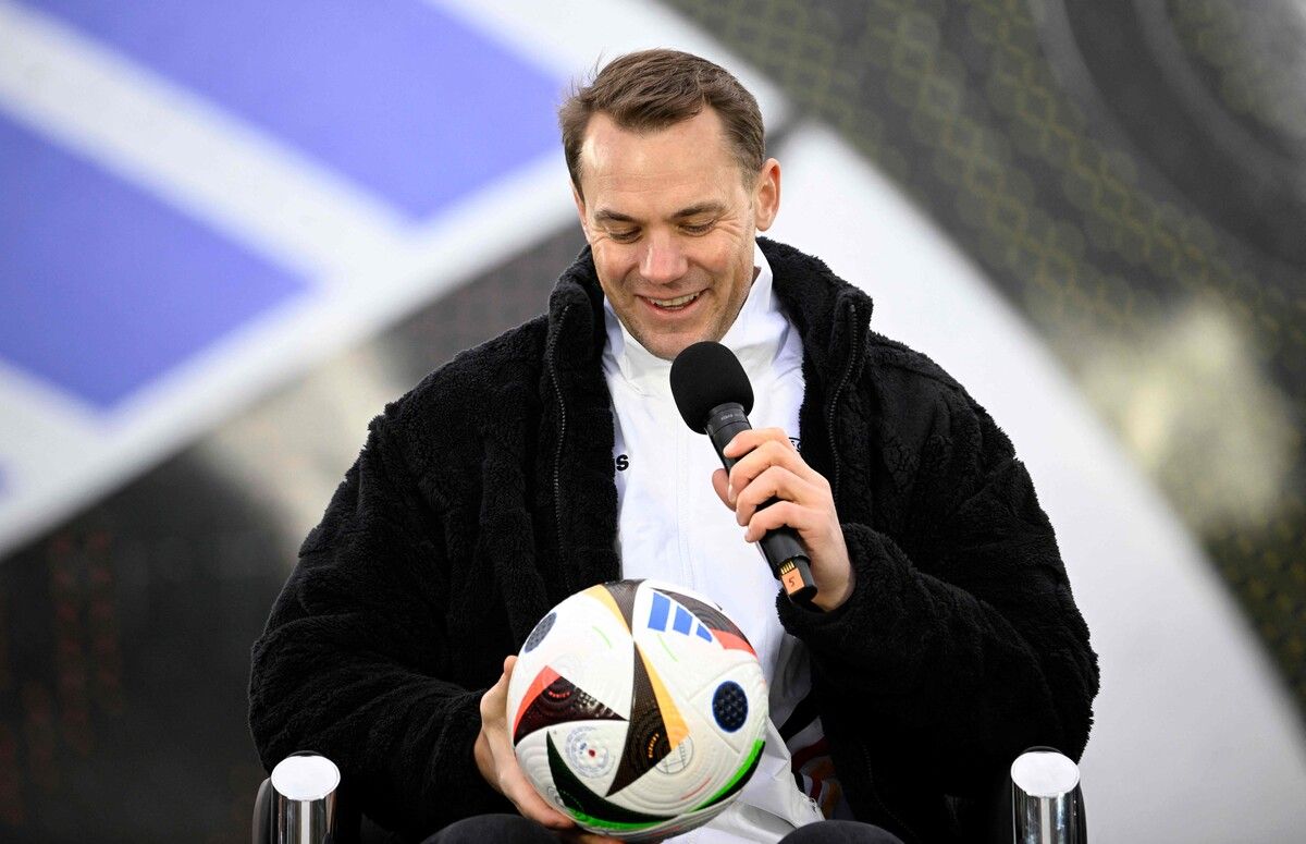 Bayern-Torhüter Manuel Neuer mit dem EM-Ball „Fußballliebe“.apa