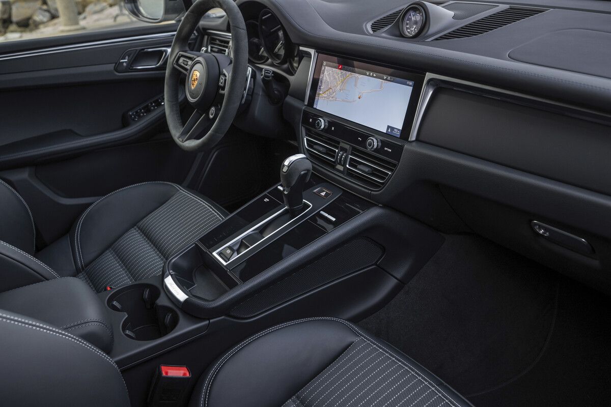 Bei aller Verwandtschaft mit Konzern-Brüdern: echtes Porsche-Cockpit.