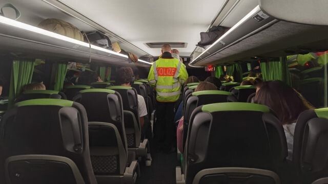 Bei der Kontrolle eines Fernreisebusses ging der Polizei eine mutmaßliche Sozialleistungsbetrügerin ins Netz. symbol/bundespolizei