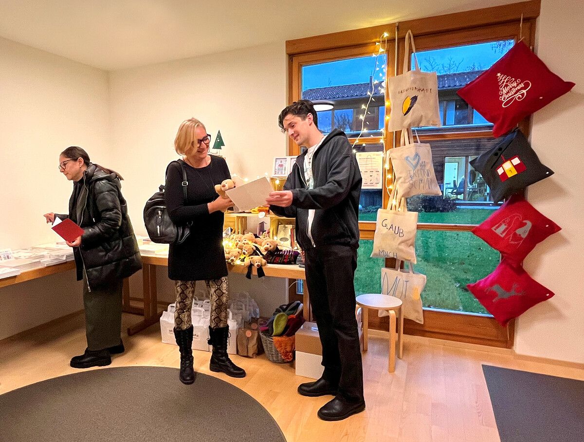 Beim Stöbern und Kaufen gleich auch noch den Kindern Gutes tun: Der Weihnachtsmarkt im Vorarlberger Kinderdorf macht es möglich. voki