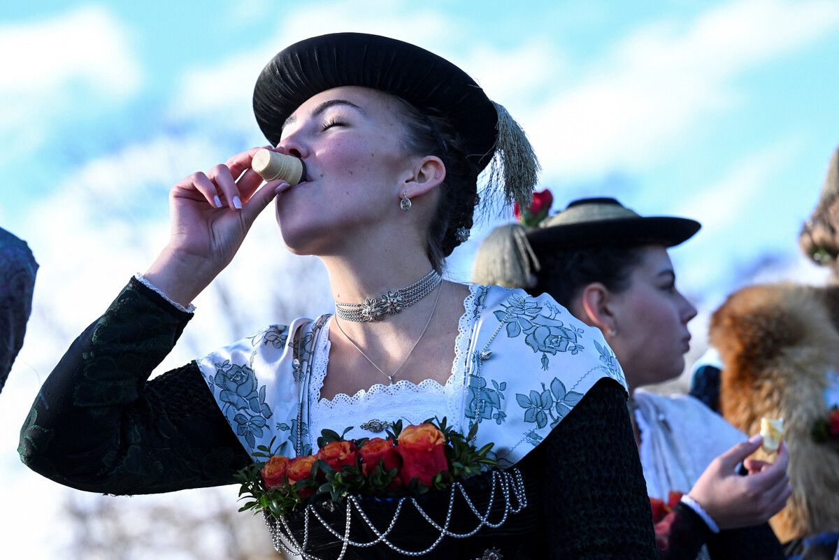Beim traditionellen Leonhardiritt in Bad Tölz, Bayern, trinkt eine Frau in Tracht einen Schnaps. Reuters