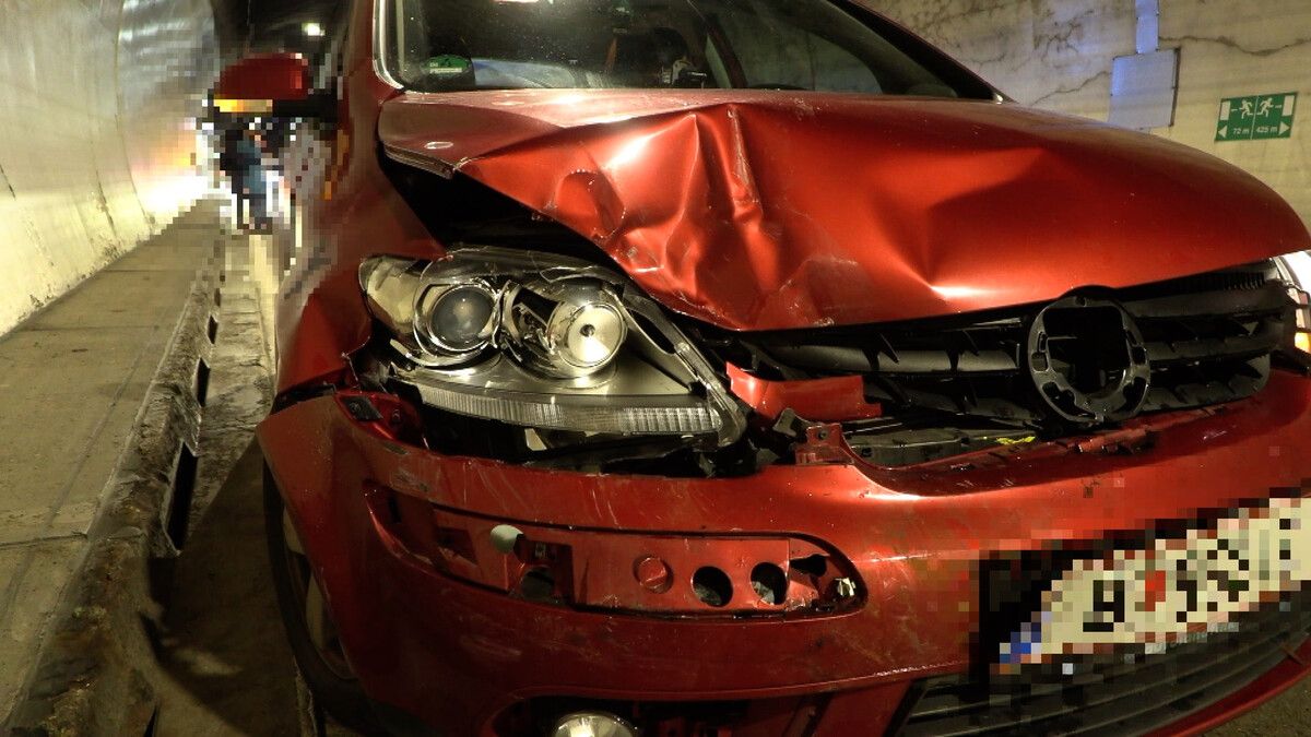 Beim Unfall im Citytunnel enstand ordent­licher Sachschaden. Shourot