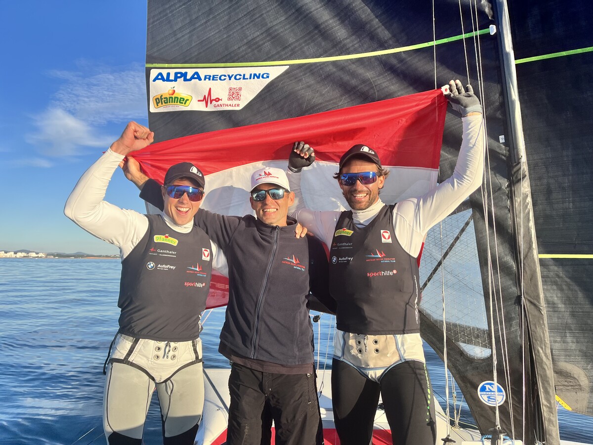 Benjamin Bildstein (l.) und David Hussl nach Beendigung der Europameisterschaft mit ihrem Coach Ivan Bulaja.OeSV