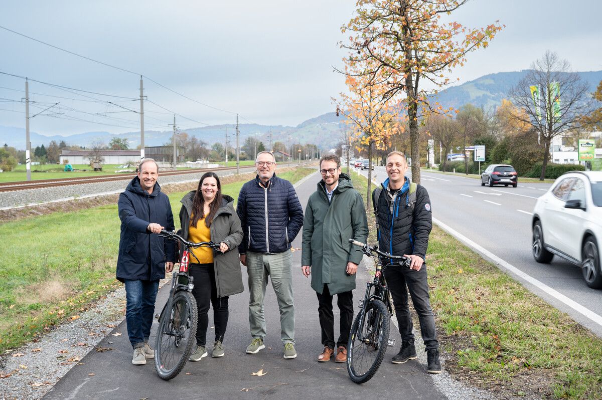 Bgm. Dieter Egger (v.l.), Katharina Schwendinger (Radkoordinatorin Land), Gerhard Schnitzer (Straßenbau Land), LR Daniel Zadra, Steffen Schröck (Projektleiter). Serra