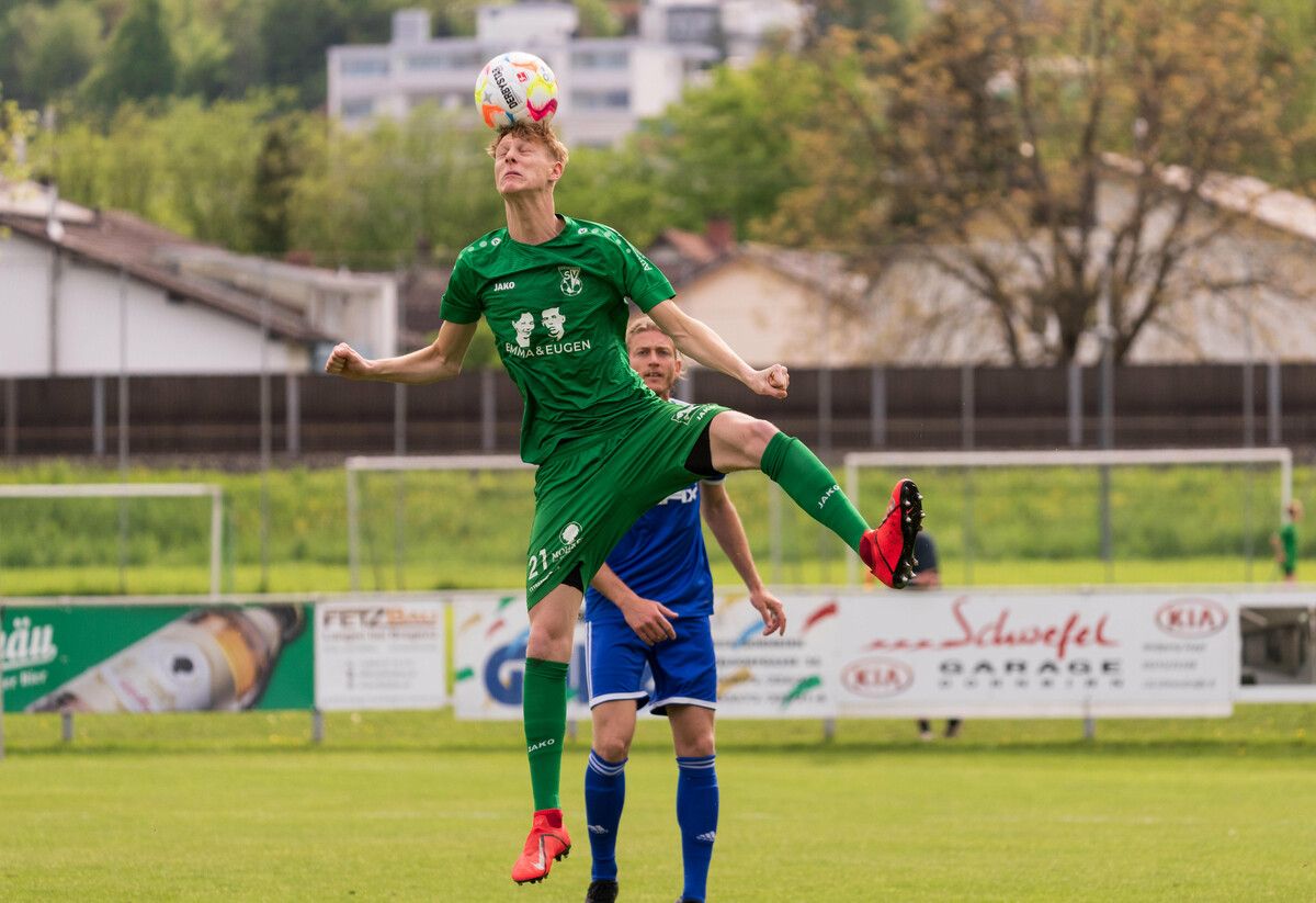 Bild aus dem Spiel gegen Röthis, mit Jakob Pfahl bei einem Kopfball.VN-Stiplovsek