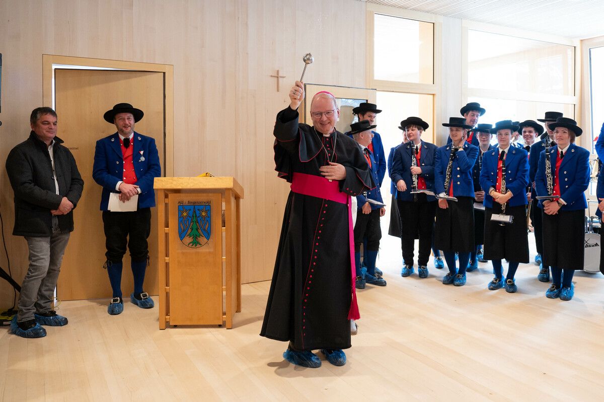 Bischof Benno Elbs weihte die neue Volksschule Au ein.