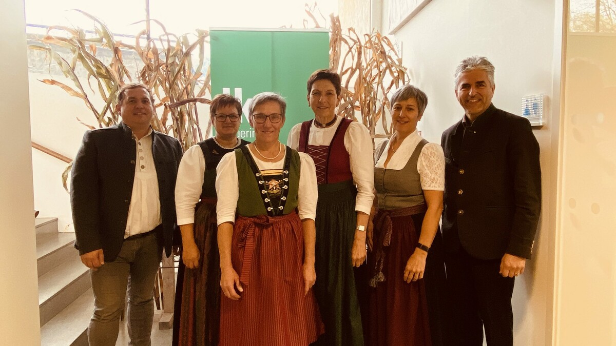 Bürgermeister Andreas Dobler, Karin Amann, Andrea Erhart, Landesbäuerin Andrea Schwarzmann, Elisabeth Amann, LK-Direktor Stefan Simma. MON