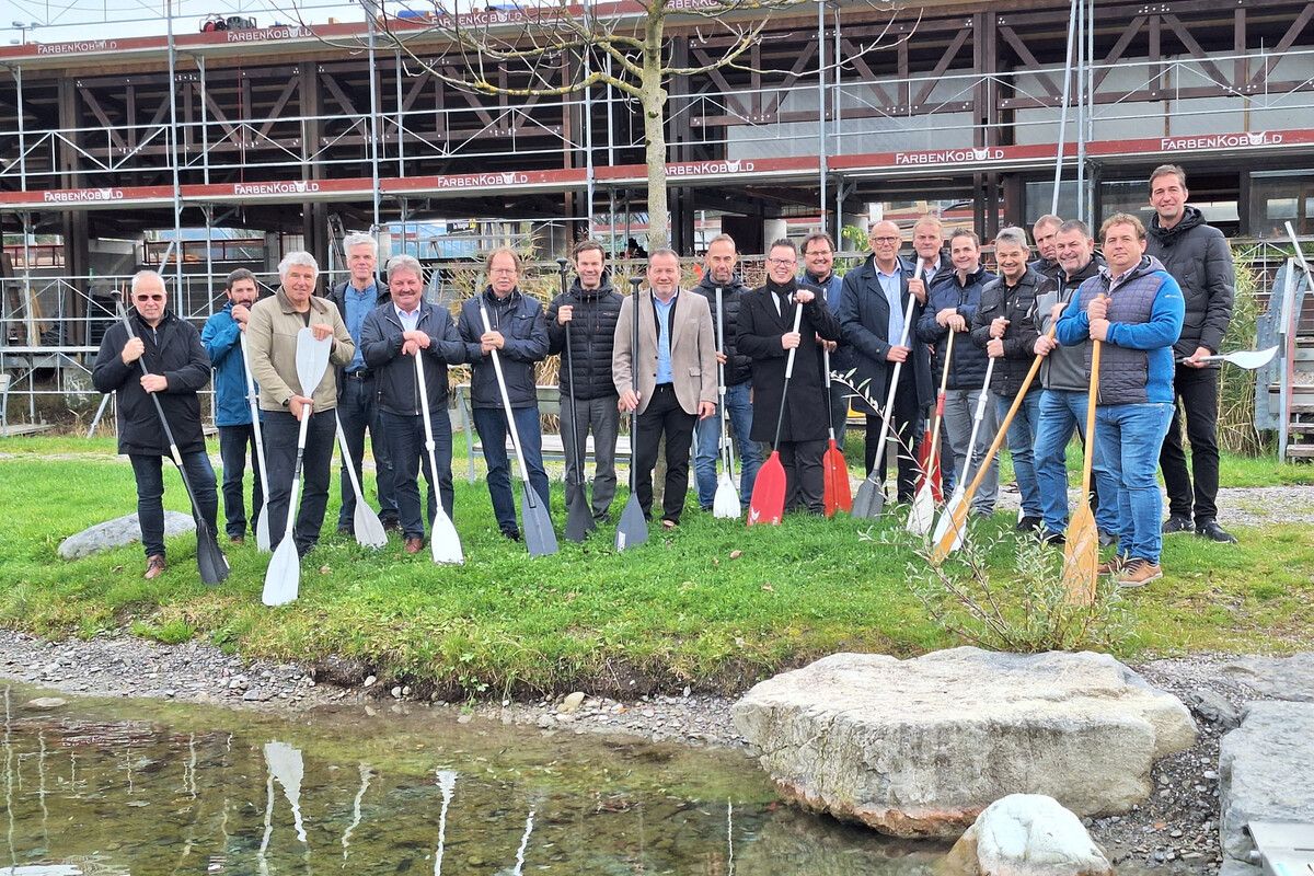 Bürgermeister der Walgaugemeinden mit Untere-Au-Geschäftsführer Markus Burtscher (3. v. l.) und Architekt Hermann Gort (4. v. l.) beim „Paddelstich“.mg frstanz