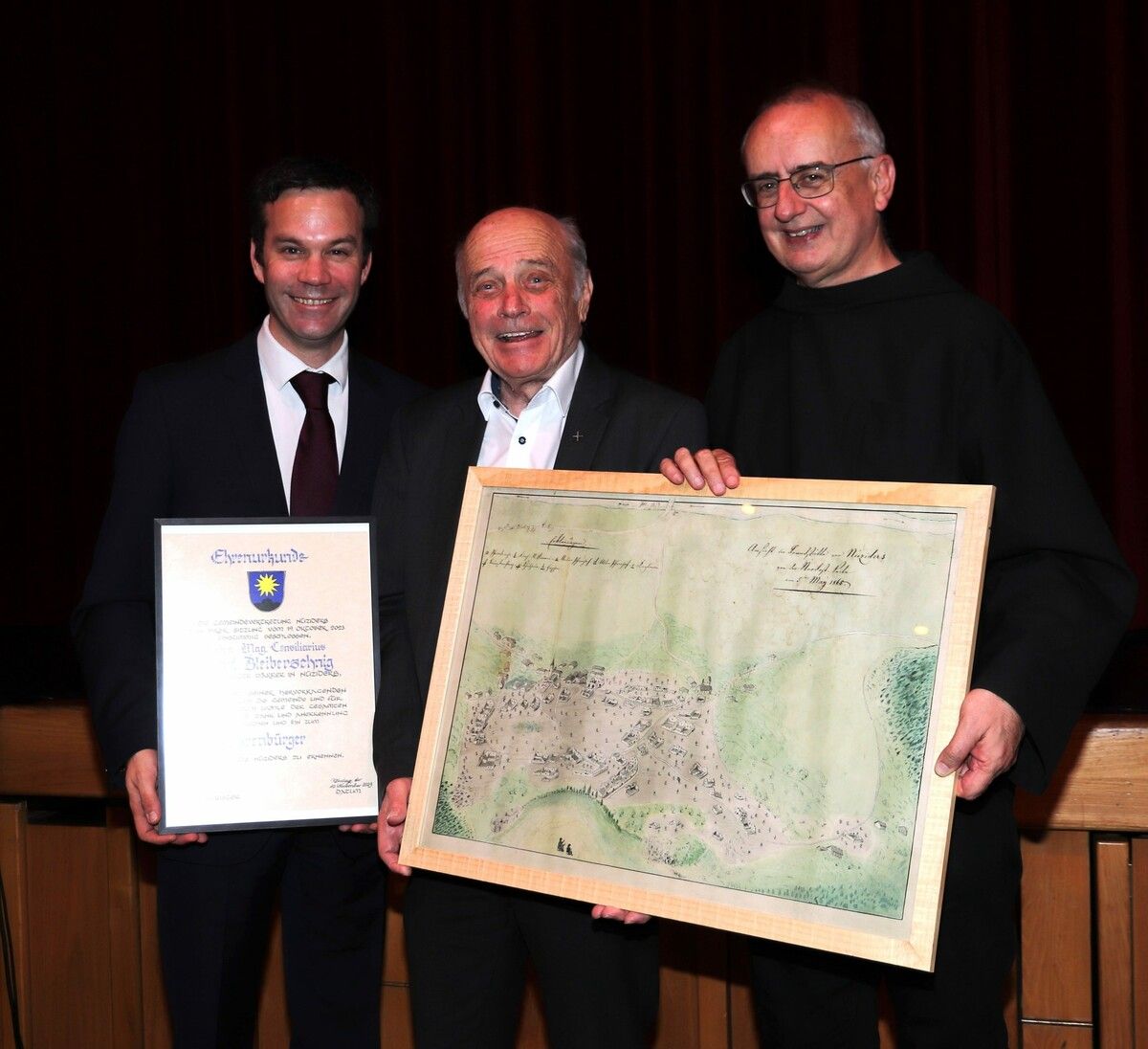 Bürgermeister Florian Themeßl-Huber, Karl Bleiberschnig und Laudator Propst Martin Werlen.gemeinde nüziders