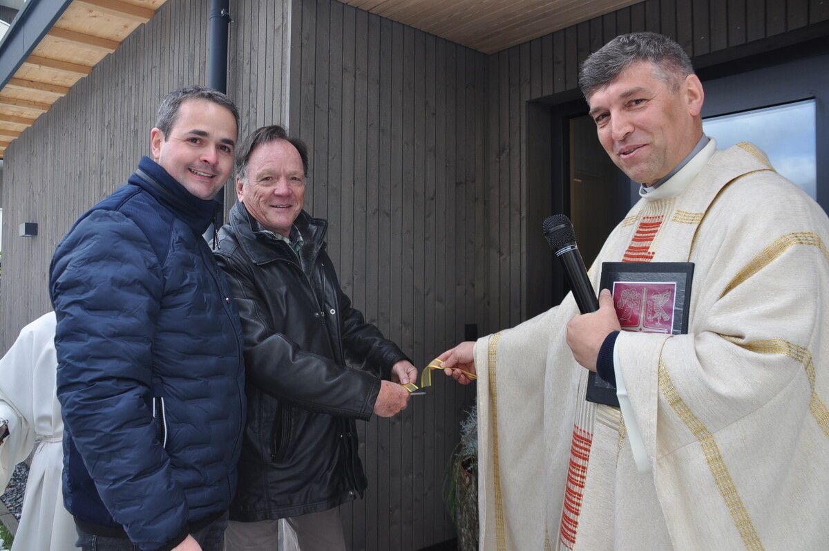 Bürgermeister Martin Schanung, Wilfried Müller und Pfarrer Mihai Horvath beim Banddurchschnitt. hab
