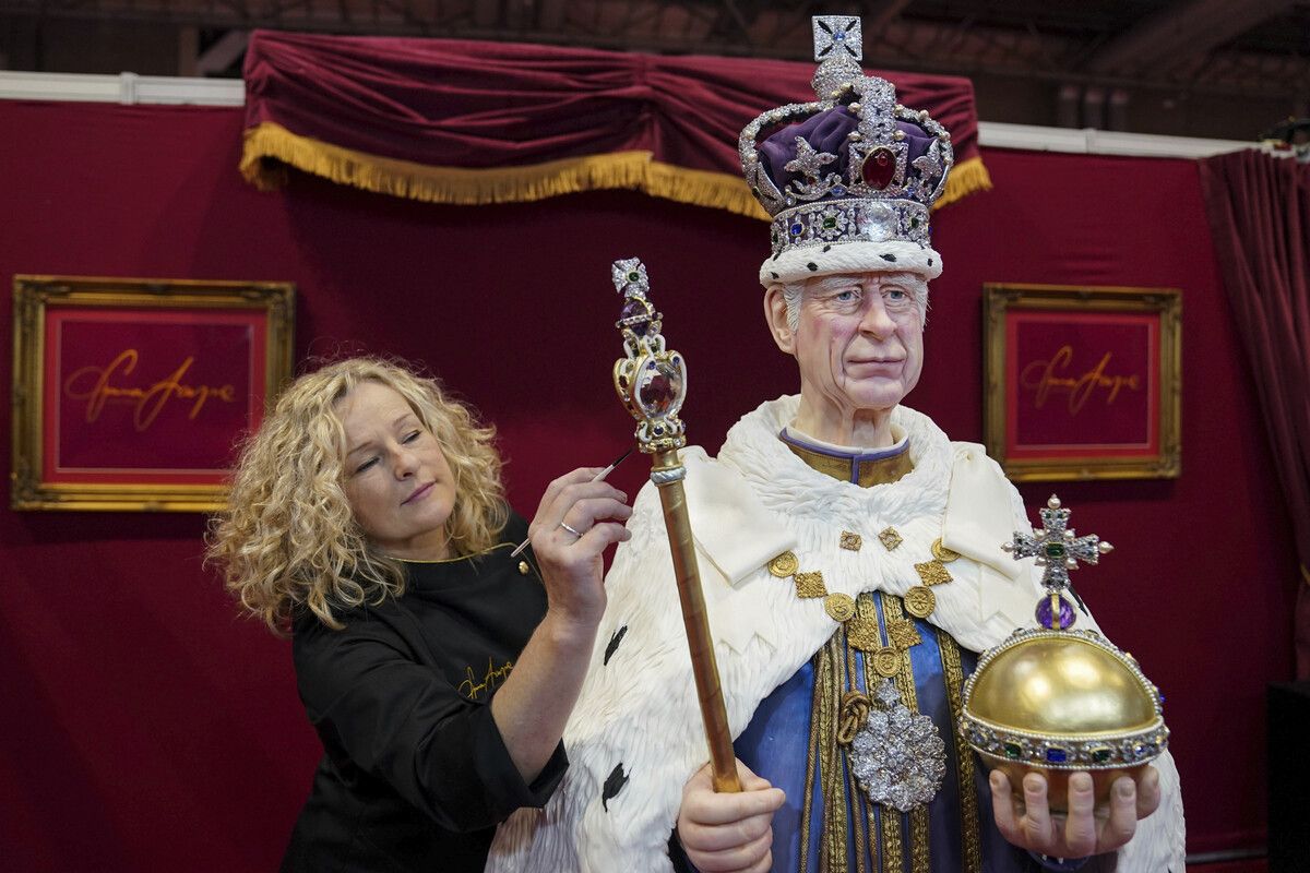 Charles süßes Ebenbild trägt Mantel, Reichsapfel und Zepter.  AP