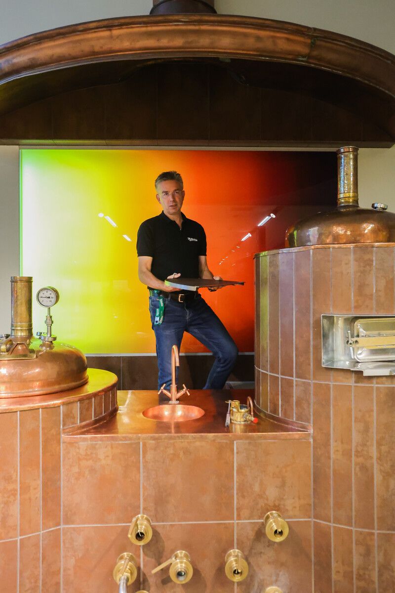Chef-Ausbilder Michael David erklärt den Brauvorgang.VN/Steurer