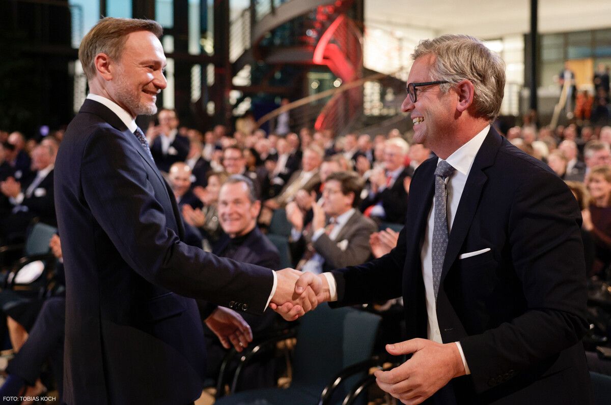 Christian Lindner hielt eine humoristische Laudatio auf seinen Amtskollegen Magnus Brunner. tobias koch