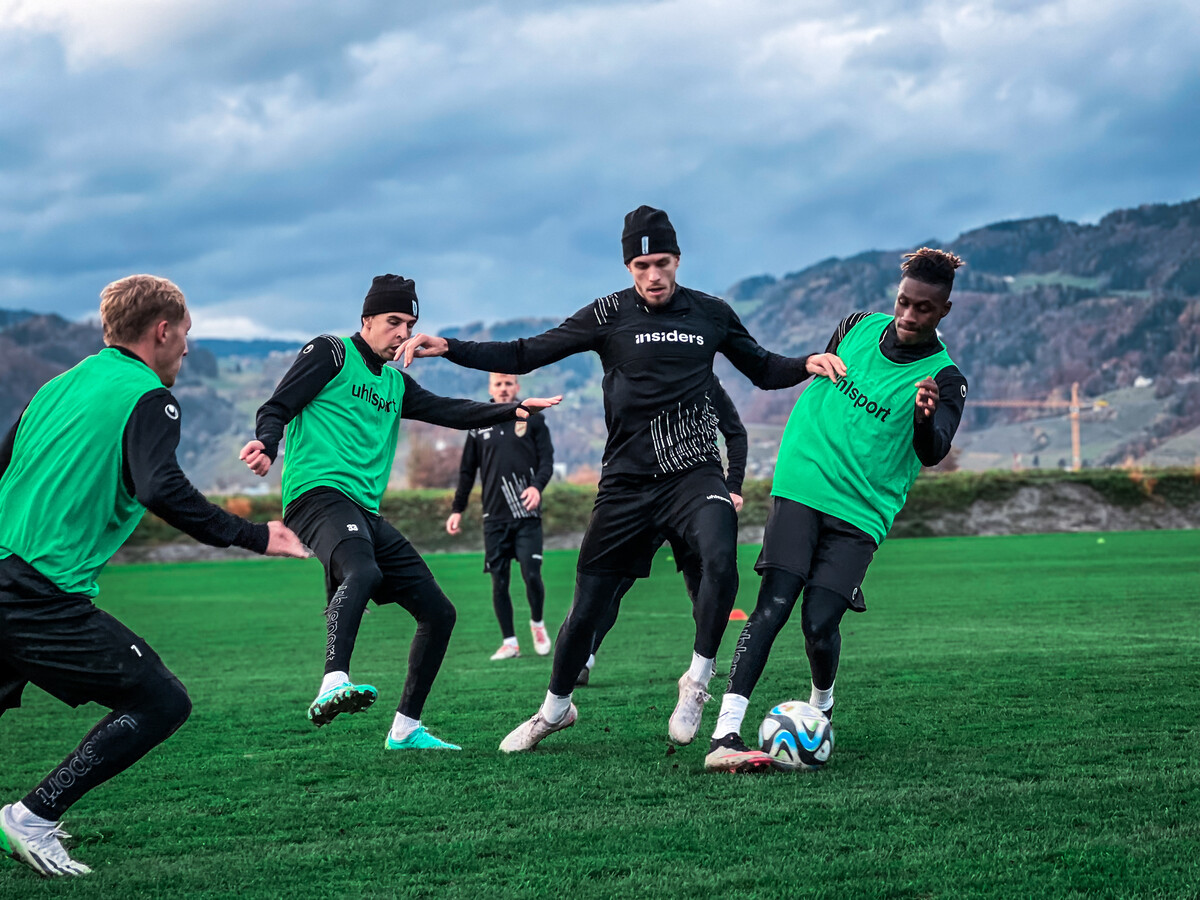 Daniel Tiefenbach, Darijo Grujcic und Yadaly Diaby im Kampf um den Ball.Schwärzler
