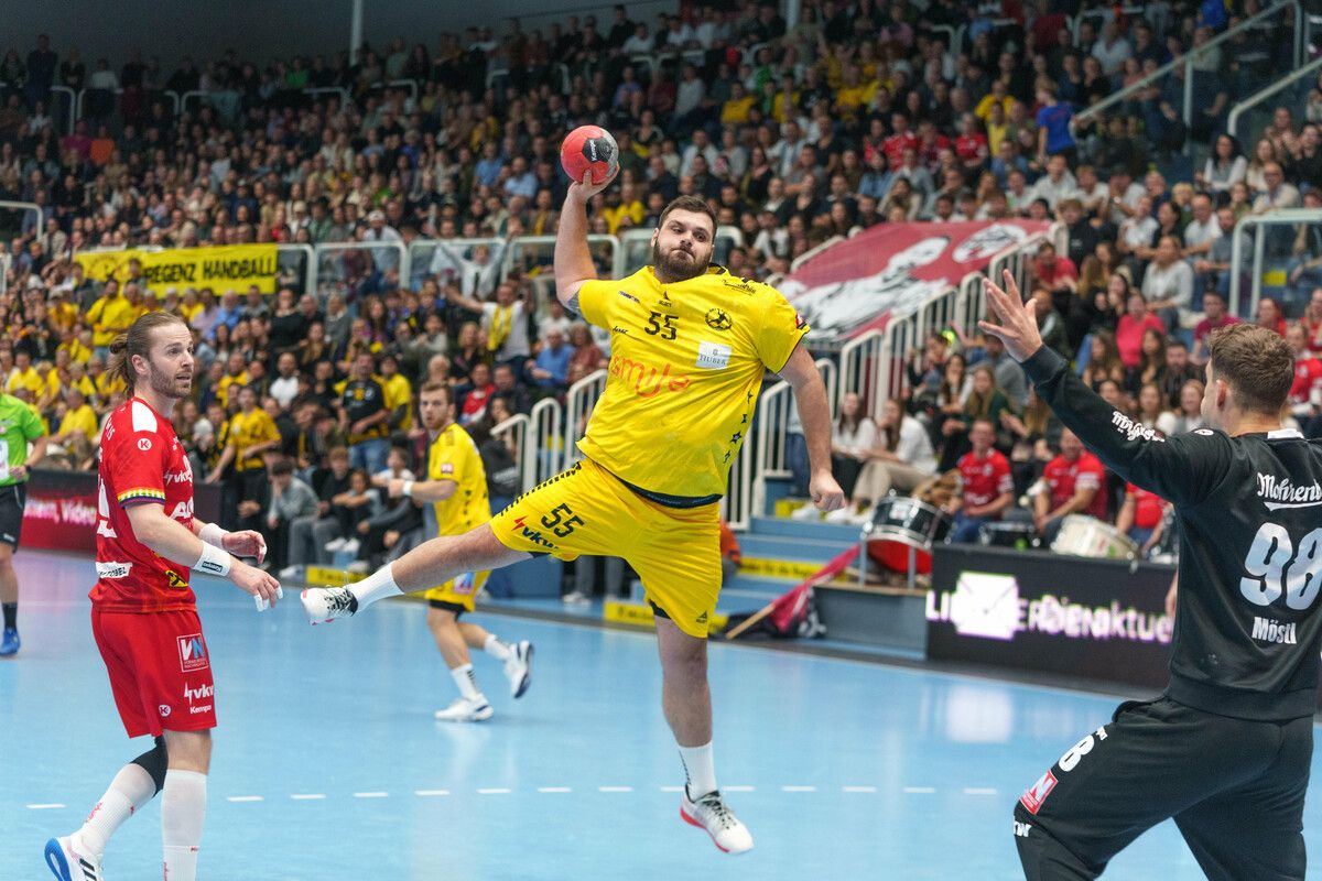 Das Duell zwischen Bregenz-Kreisläufer Tobias Wagner und Hard-Goalie Constantin Möstl prägte das Derby.VN/Stiplovsek
