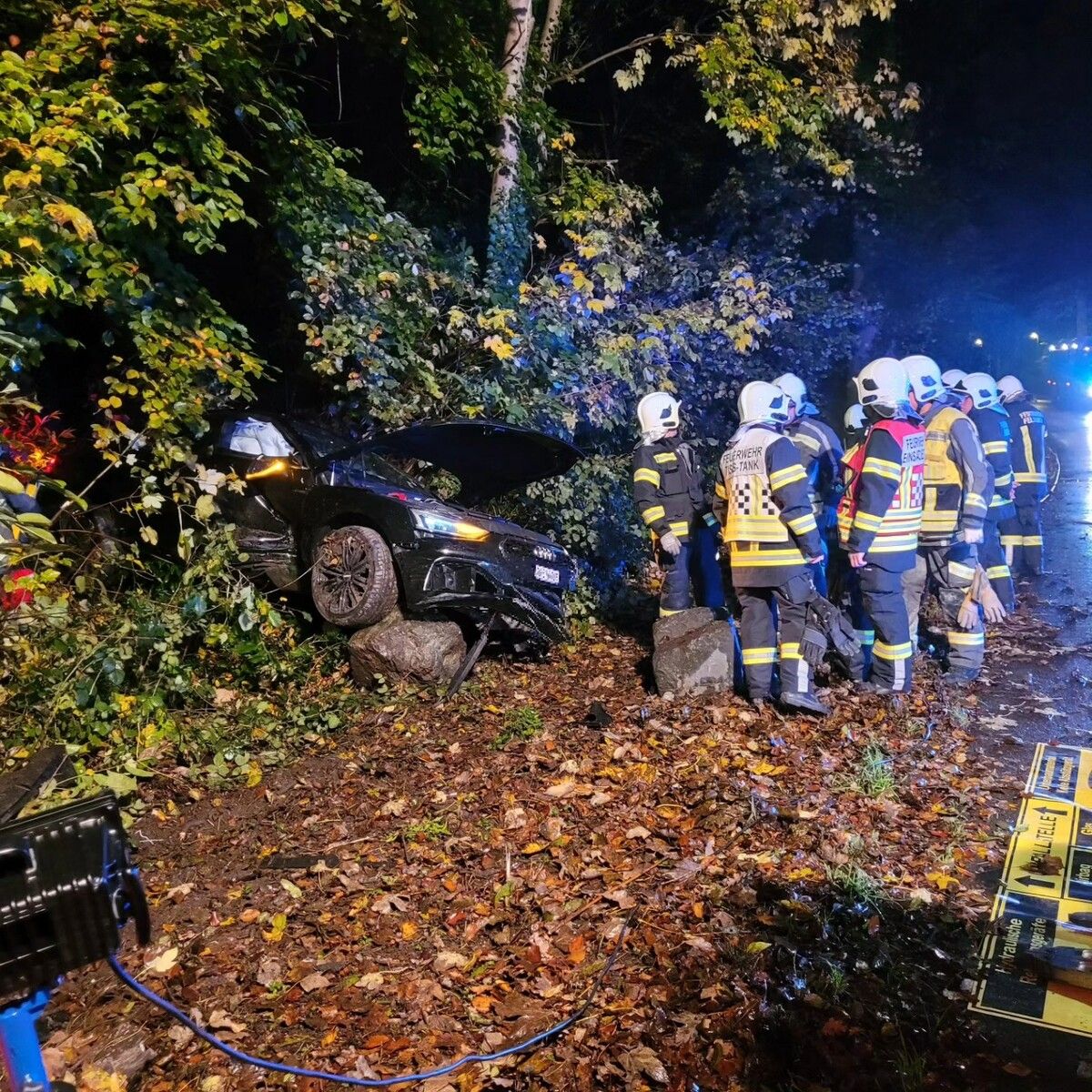 Das Fluchtfahrzeug geriet schließlich von der Fahrbahn ab und schleuderte gegen Steine am Straßenrand. feuerwehr feldkirch stadt